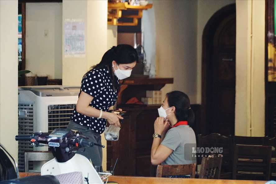 Tiêm vaccine là để buôn bán làm ăn Ảnh: LDO