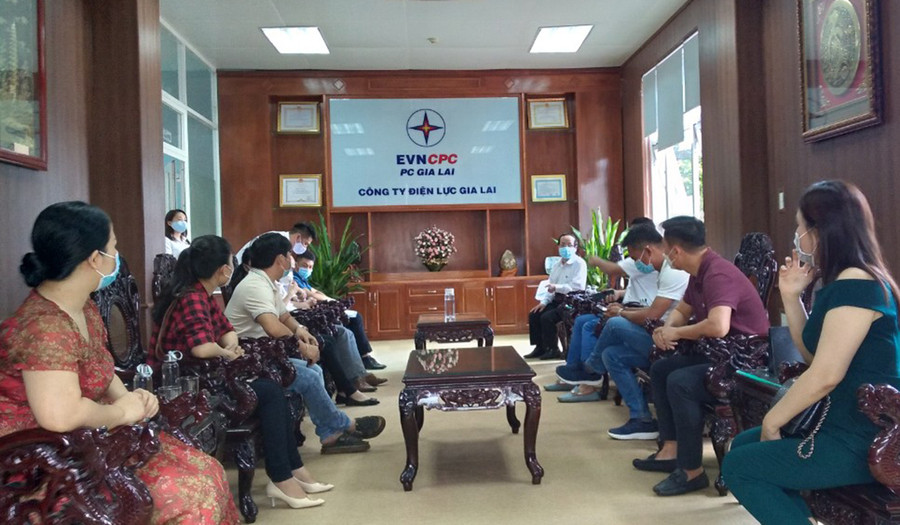  Quang cảnh cuộc gặp bất ngờ của các nhà đầu tư ĐMT với lãnh đạo Công ty Điện lực Gia Lai. Ảnh: Hạ Vy