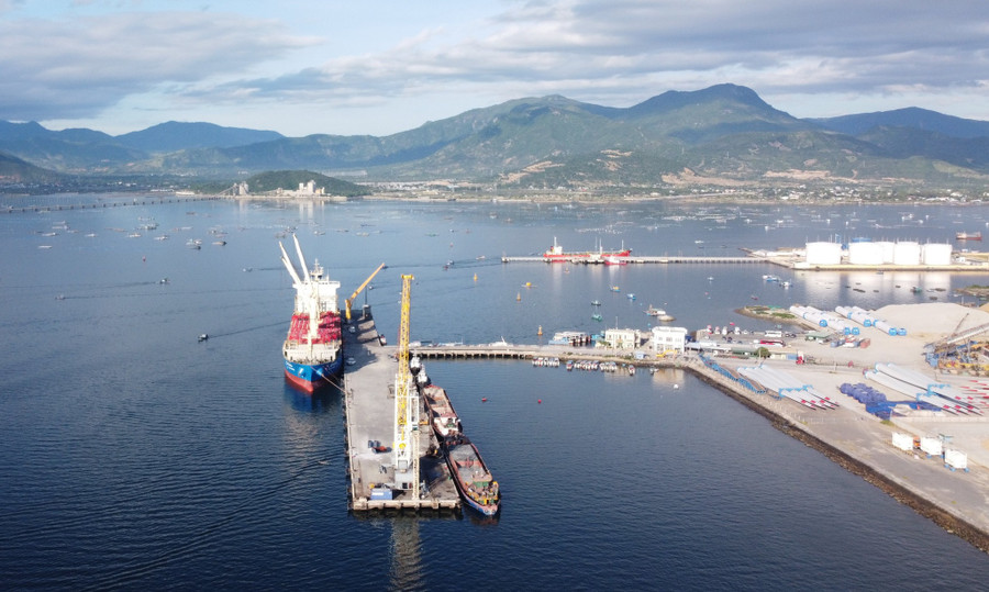 Một góc cảng biển Nam Vân Phong hiện tại. Ảnh: Hiền Lương