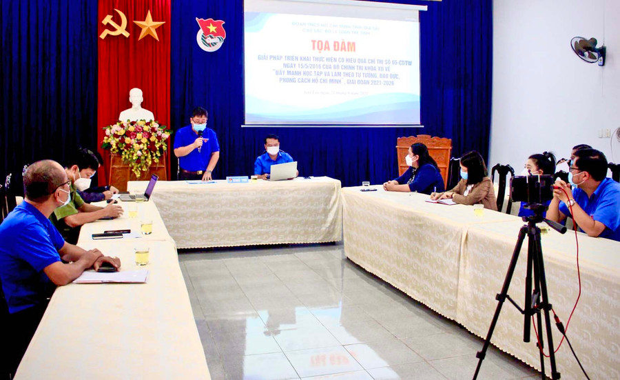Quang cảnh buổi tọa đàm do Câu lạc bộ Lý luận trẻ tỉnh tổ chức. Ảnh: Phan Lài