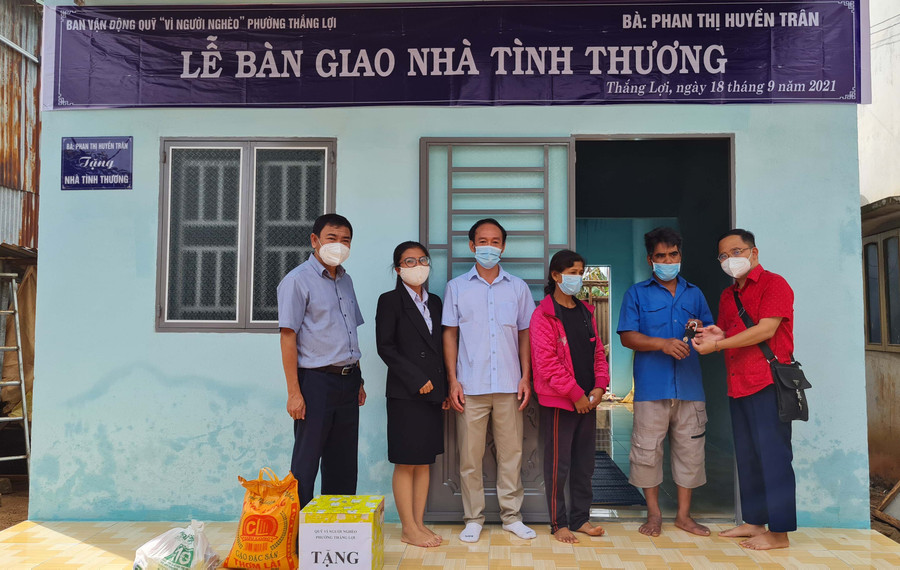 Ảnh 1: Đại diện mạnh thường quân trao chìa khóa nhà cho hộ nghèo.