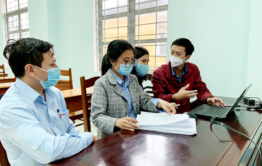 Dịp này, Sở Thông tin Truyền thông tỉnh phối hợp với Viettel Gia Lai tổ chức tập huấn, hướng dẫn ứng dụng công nghệ thông tin trong phòng-chống dịch cho phường Thắng Lợi. Ảnh: Như Nguyện