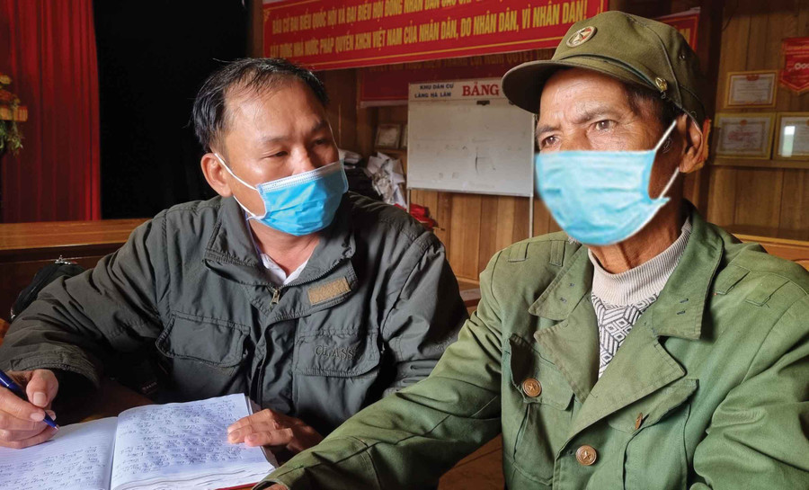 Ông Đinh A Lấp chia sẻ cùng phóng viên về cuộc sống của những hộ dân trong làng. Ảnh: Hà Phương