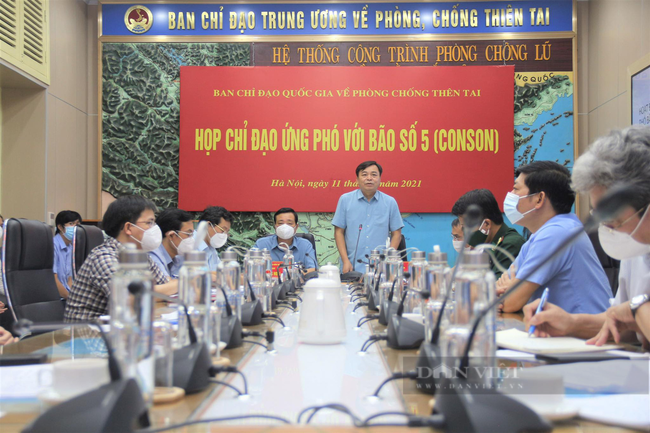 Thứ trưởng Bộ NNPTNT Nguyễn Hoàng Hiệp khẳng định: Thách thức lớn nhất hiện nay của chúng ta là bão số 5 đổ bộ vào đúng thời điểm các tỉnh đang có đại dịch Covid-19. Ảnh: T.Q