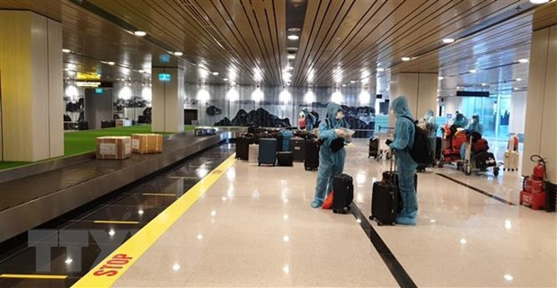 Hành khách nhận hành lý tại sân bay Vân Đồn. Ảnh: TTXVN phát