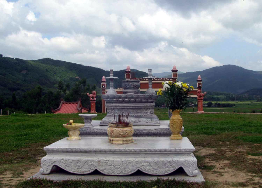 Án thờ trời đất trên đỉnh Ấn Sơn, sau lưng là đỉnh Hoành Sơn. Ảnh: Hoàng Trọng Án thờ trời đất trên đỉnh Ấn Sơn, sau lưng là đỉnh Hoành Sơn. ẢNH: HOÀNG TRỌNG