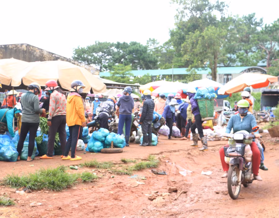 Cảnh mua bán khá bát nháo tại chợ Chư Á. Ảnh: Quang Tấn