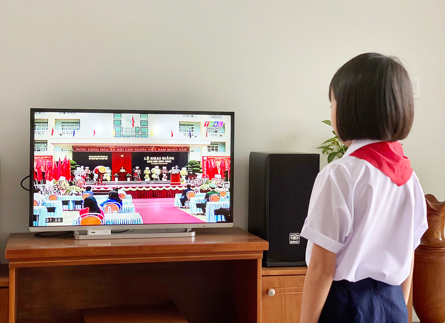 Dù không thể trực tiếp đến trường dự khai giảng năm học mới, song các em học sinh trên địa bàn tỉnh đều háo hức theo dõi không khí buổi lễ qua truyền hình. Ảnh: Đào An Duyên Dù không thể trực tiếp đến trường dự khai giảng năm học mới, song các em học sinh trên địa bàn tỉnh đều háo hức theo dõi không khí buổi lễ qua truyền hình. Ảnh: Đào An Duyên