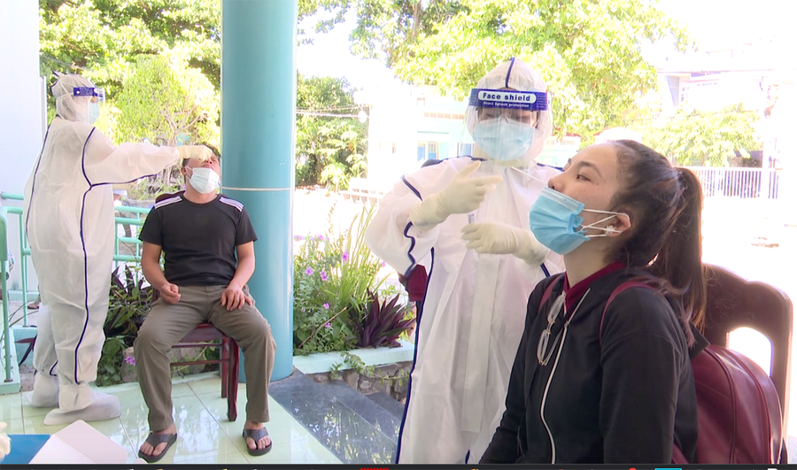 Phú Yên tiếp tục lấy mẫu xét nghiệm trong cộng đồng để truy vết F0. Ảnh: Đức Huy