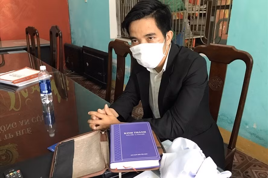 Một đối trượng trong nhóm sinh hoạt “Hội thánh Đức Chúa trời Mẹ” trái phép. Ảnh: CA