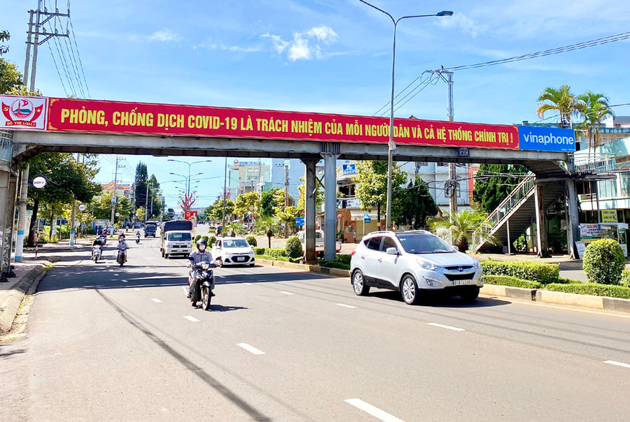 Băng rôn tuyên truyền khẩu hiệu phòng-chống dịch Covid-19 tại cầu vượt đường Phạm Văn Đồng (TP. Pleiku). Ảnh: Mộc Trà