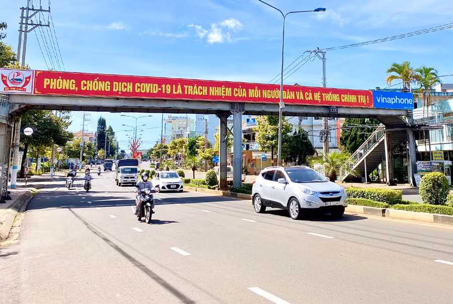 Băng rôn tuyên truyền khẩu hiệu phòng-chống dịch Covid-19 tại cầu vượt đường Phạm Văn Đồng (TP. Pleiku). Ảnh: Mộc Trà