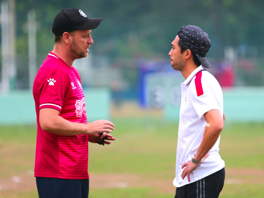 Mano Polking nói chuyện cùng Lee Nguyễn trong màu áo CLB TP.HCM. Ảnh: Khả Hòa