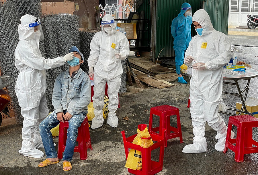 Lấy mẫu xét nghiệm Covid-19 tại đường Nguyễn Trung Trực. Ảnh: Gia Bình