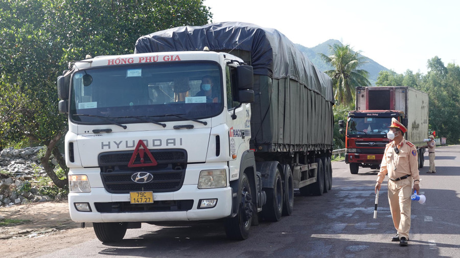 Lực lượng chức năng tỉnh Bình Định kiểm soát các xe ra vào TP.Quy Nhơn. Ảnh: Hoàng Trọng Lực lượng chức năng tỉnh Bình Định kiểm soát các xe ra vào TP.Quy Nhơn. Ảnh: Hoàng Trọng