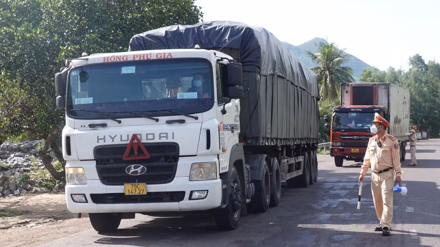  Lực lượng chức năng tỉnh Bình Định kiểm soát các xe ra vào TP.Quy Nhơn. Ảnh: Hoàng Trọng