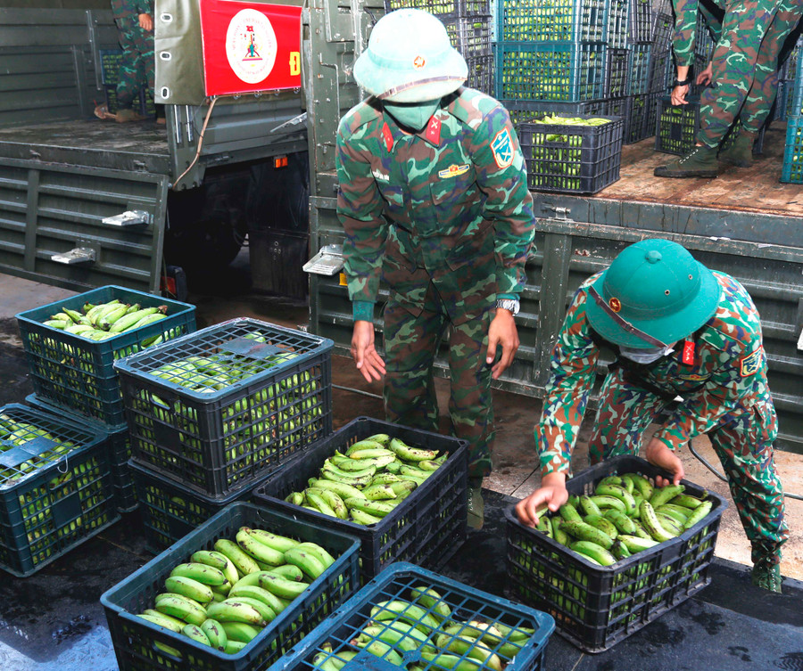 Cán bộ, chiến sĩ Quân đoàn 3 vận chuyển rau củ quả hỗ trợ người dân TP. Hồ Chí Minh. Ảnh: Vĩnh Hoàng