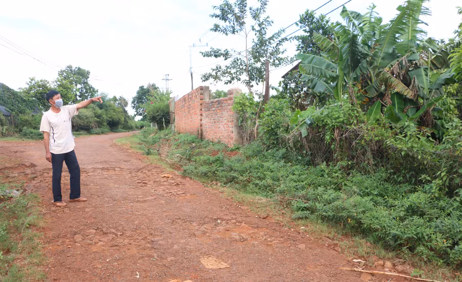 Qua tuyên truyền, vận động, ông Thương đã tự nguyện hiến 6.000 m2 đất của gia đình để làm đường liên xã Ia Rong-Ia Hrú. Ảnh: Quang Tấn