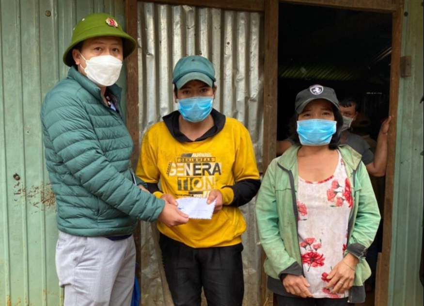 Thăm hỏi, chia sẻ, hỗ trợ gia đình có người bị nước lũ cuốn trôi tử vong. Ảnh: VP