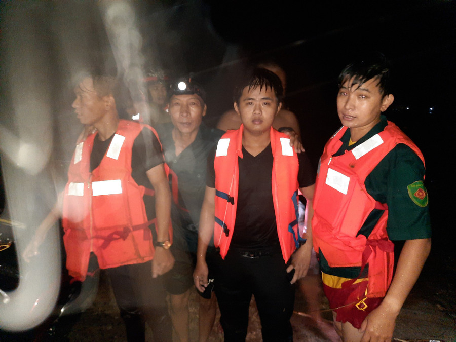 Lực lượng cứu hộ 2 công nhân Khu công nghiệp VSIP Quảng Ngãi. Ảnh: Hải Phong