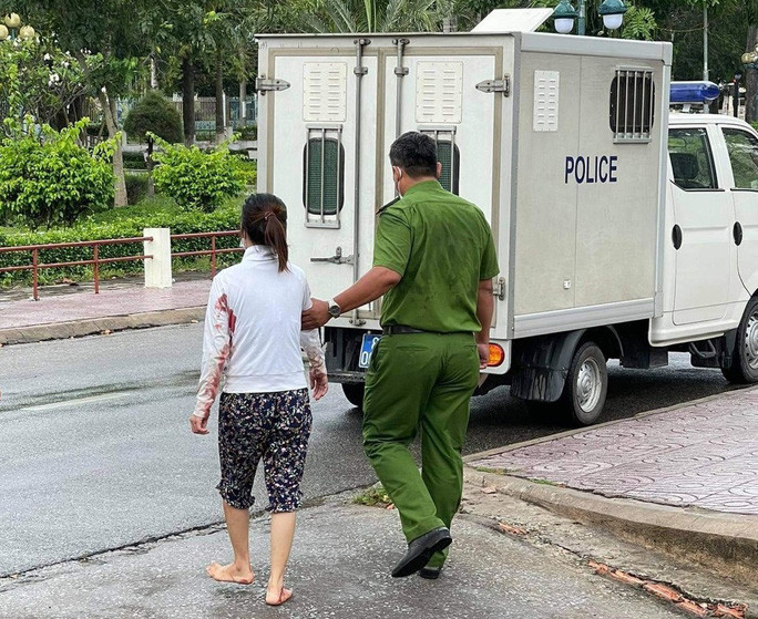 Công an đưa nghi phạm về trụ sở. Ảnh: CACC.