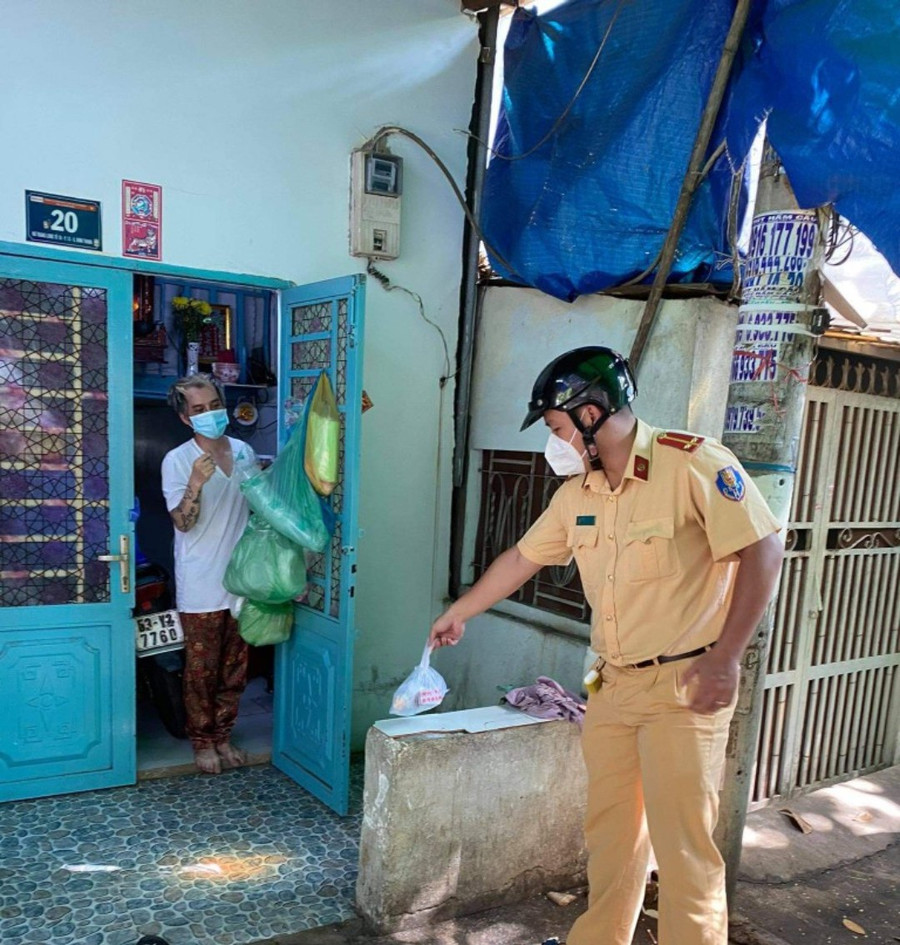 Phát thuốc đến từng nhà dân. Ảnh: Tấn Đạt