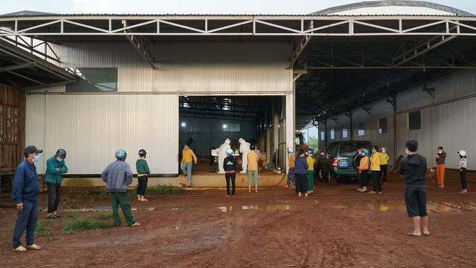 Lấy mẫu xét nghiệm Covid-19 cho người dân.