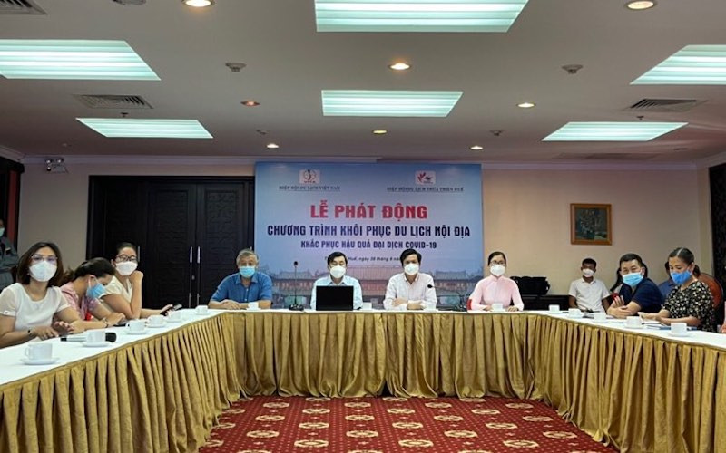 Các đại biểu tham dự lễ phát động tại đầu cầu Huế. Ảnh: Tuấn Nam