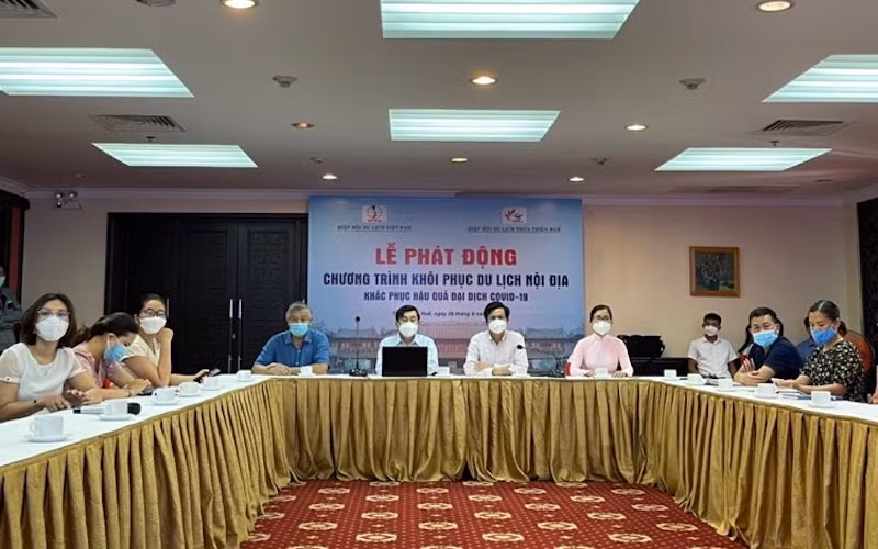 Các đại biểu tham dự lễ phát động tại đầu cầu Huế. Ảnh: Tuấn Nam