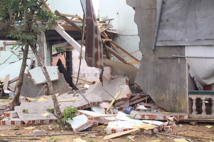 Căn nhà nạn nhân bị đổ sập sau vụ nổ