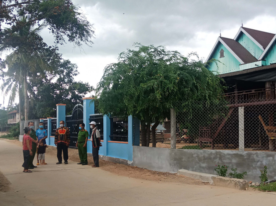 Công an huyện Ia Pa vận động người dân tham gia bảo vệ an ninh Tổ quốc. Ảnh: Lê Na