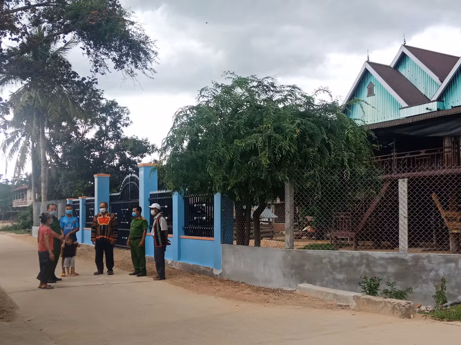 Công an huyện Ia Pa vận động người dân tham gia bảo vệ an ninh Tổ quốc. Ảnh: Lê Na