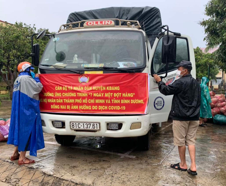 Hơn 70 tấn hàng được đóng góp để gửi vào hỗ trợ người dân TP. Hồ Chí Minh. Ảnh: Lê Đại Hơn 70 tấn hàng được đóng góp để gửi vào hỗ trợ người dân TP. Hồ Chí Minh. Ảnh: Lê Đại