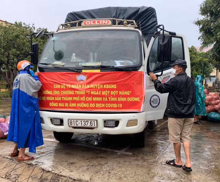 Hơn 70 tấn hàng được đóng góp để gửi vào hỗ trợ người dân TP. Hồ Chí Minh. Ảnh: Lê Đại