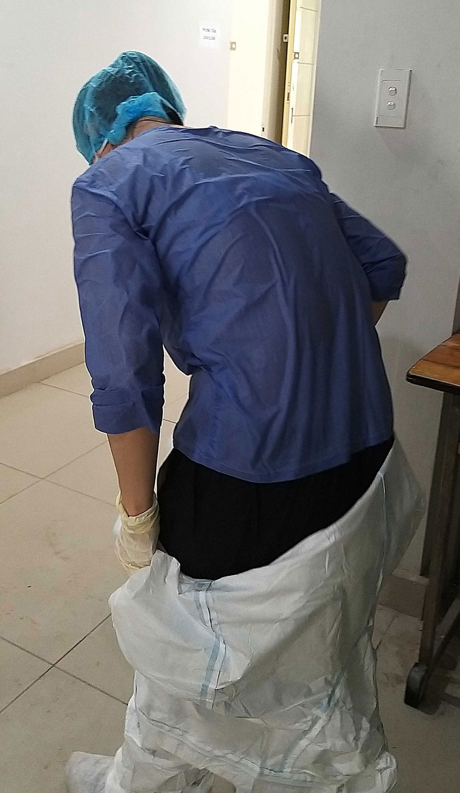 Mồ hôi như tắm trong bộ đồ bảo hộ kín mít