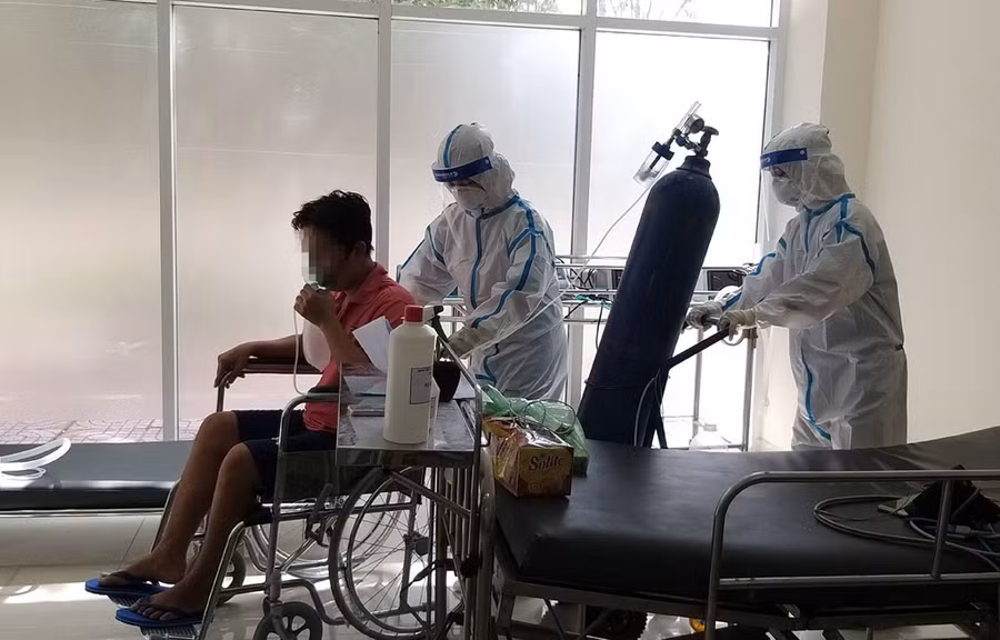 Tình nguyện viên Bùi Thị Đan Thùy đẩy xe lăn, cùng đưa bệnh nhân nặng đi vệ sinh