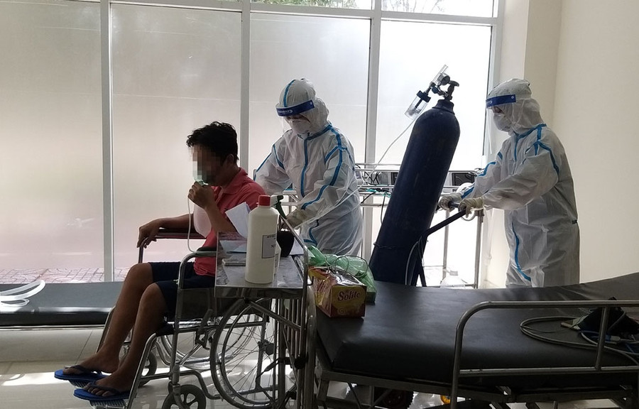 Tình nguyện viên Bùi Thị Đan Thùy đẩy xe lăn, cùng đưa bệnh nhân nặng đi vệ sinh