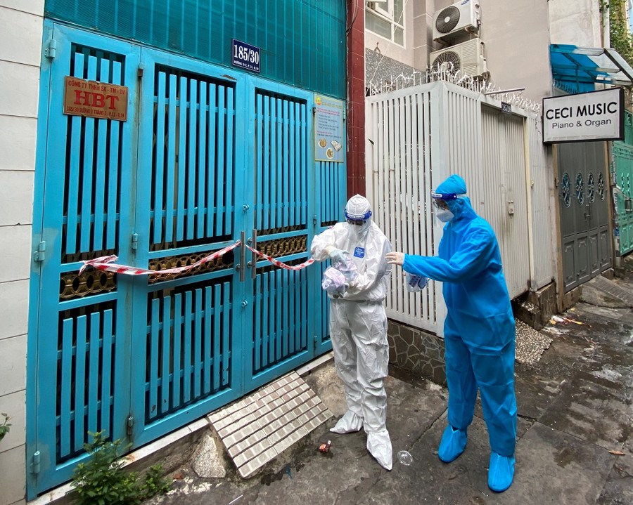 Anh Tuấn cùng bạn đi phát thuốc cho F0. Ảnh: NVCC