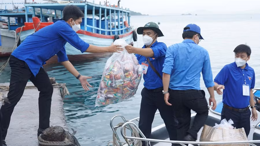 Vận chuyển hàng lên đảo để trao cho các em thiếu nhi. Ảnh: Thanh Quân
