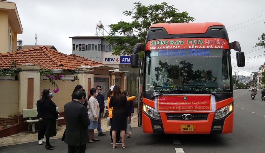 Đoàn tình nguyện áo trằng Trường CĐ Y tế Lâm Đồng xuất quân đến tỉnh Bình Dương hỗ trợ chống dịch Covid-19. Ảnh: Lâm Viên