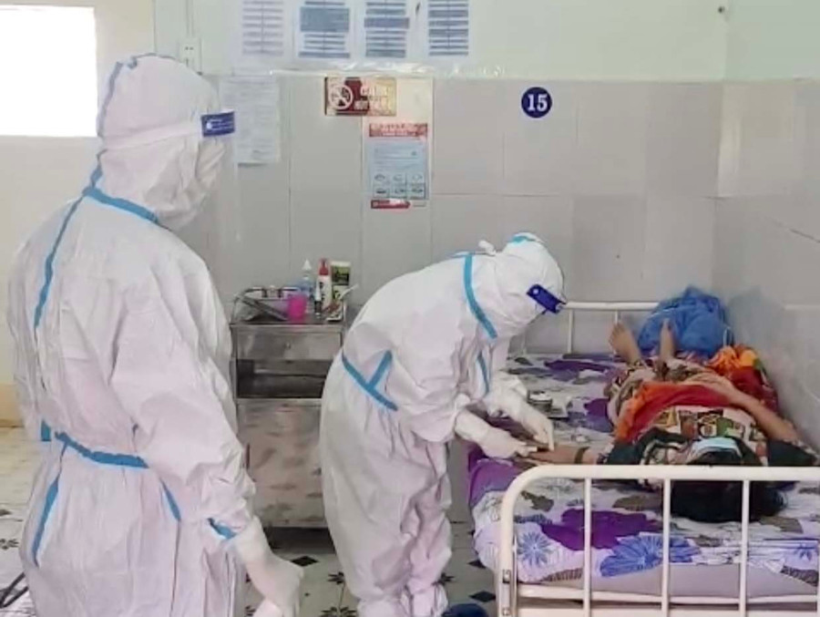 Các bác sĩ Bệnh viện điều trị Covid-19 cơ sở 3 thăm khám cho một bệnh nhân. Ảnh: Như Nguyện