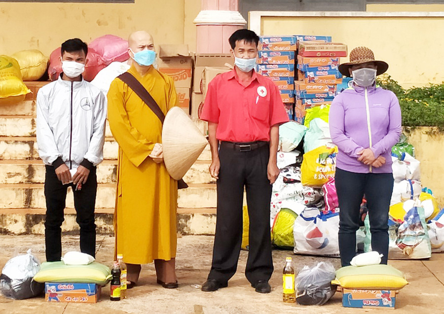  Đại diện Hội Chữ thập đỏ huyện tặng quà cho người dân bị ảnh hưởng dịch Covid-19 tại xã Hbông. Ảnh: Nguyễn Tiến 