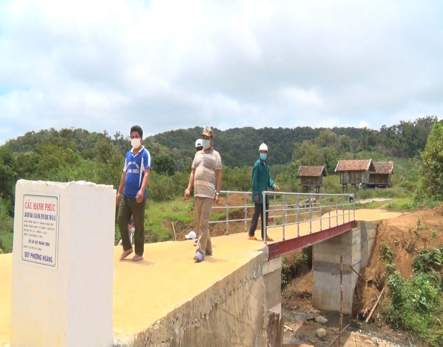 Người dân làng Kon Trang (xã Đak Rong, huyện Kbang) vui mừng vì có “cầu hạnh phúc” thuận lợi cho việc đi lại. Ảnh: Hồng Hạnh