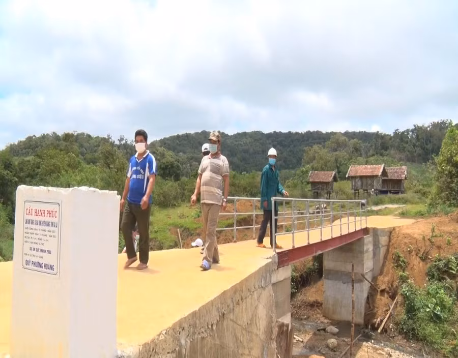 Người dân làng Kon Trang (xã Đak Rong, huyện Kbang) vui mừng vì có “cầu hạnh phúc” thuận lợi cho việc đi lại. Ảnh: Hồng Hạnh