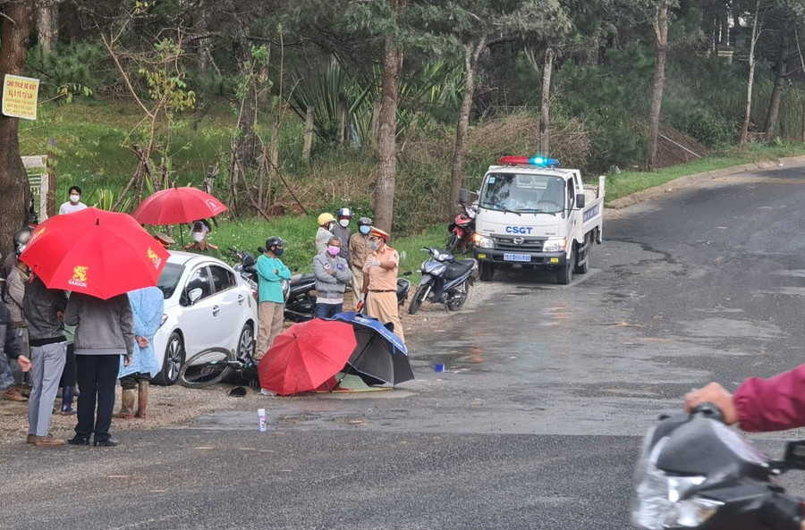 Vị trí 2 anh em Hiếu và Hùng đi xe đạp, bị xe tải tông khiến Hùng tử vong tại chỗ. Ảnh: Lâm Viên