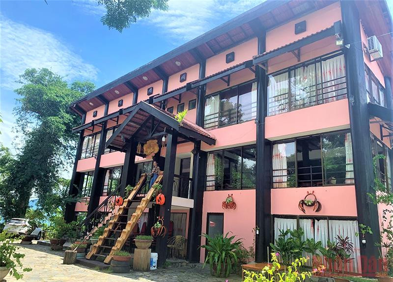 Bên hồ Lắk có một đồi cao bao phủ cây rừng, nơi tọa lạc của Biệt điện Bảo Đại. 