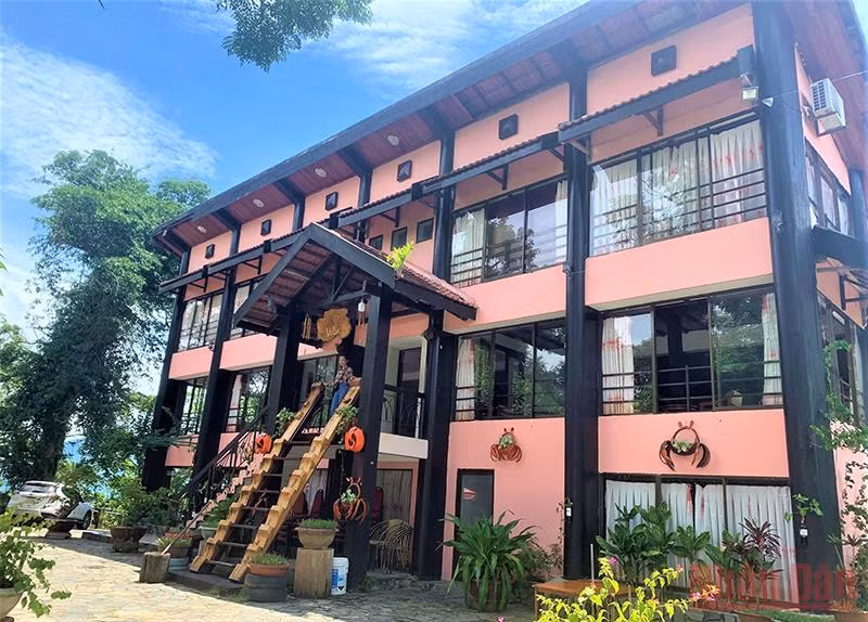 Bên hồ Lắk có một đồi cao bao phủ cây rừng, nơi tọa lạc của Biệt điện Bảo Đại. 