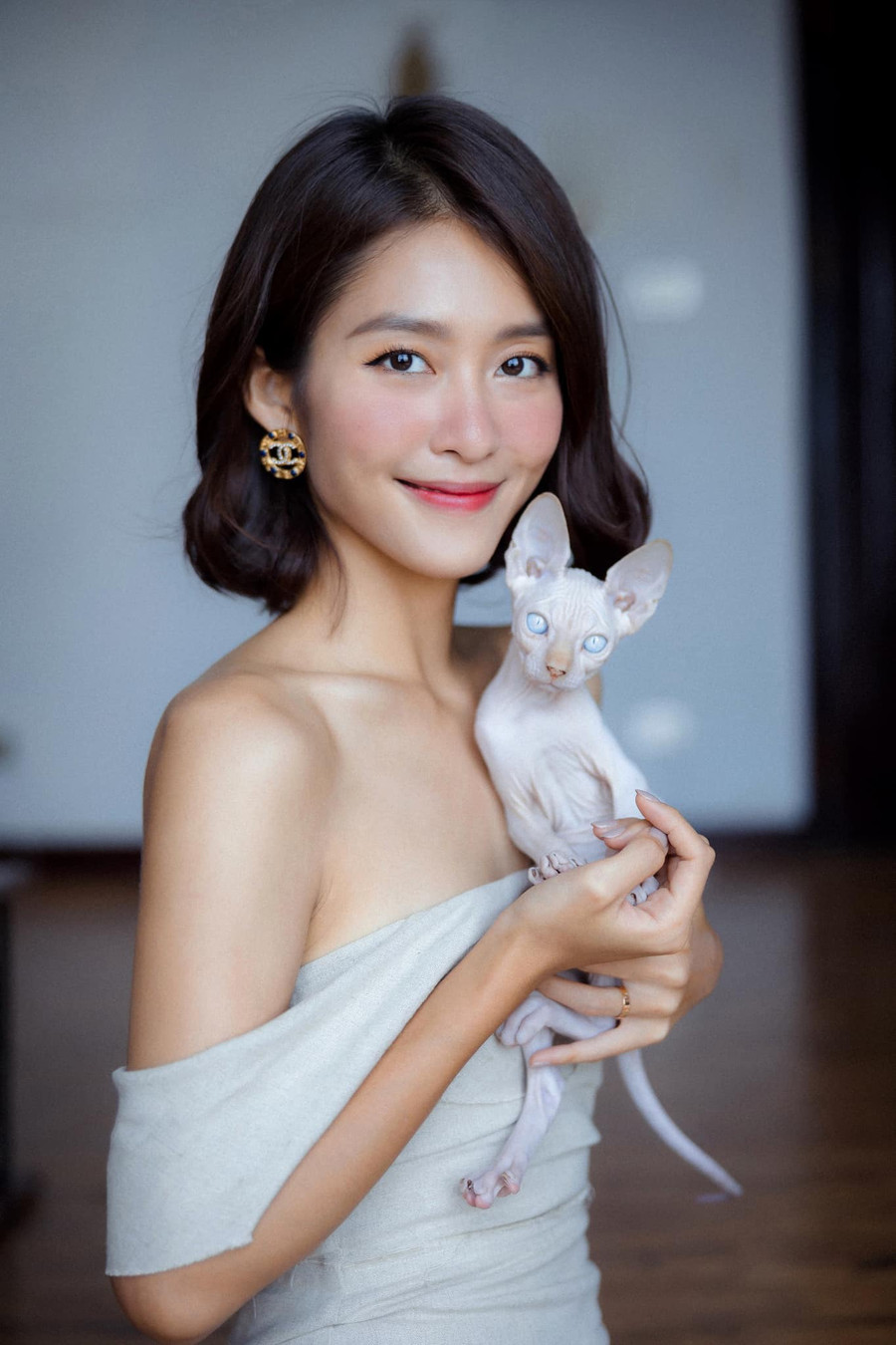 Dù đã tươi tỉnh hơn nhưng thân hình của nữ diễn viên vẫn còn gầy gò. Ảnh: FBNV