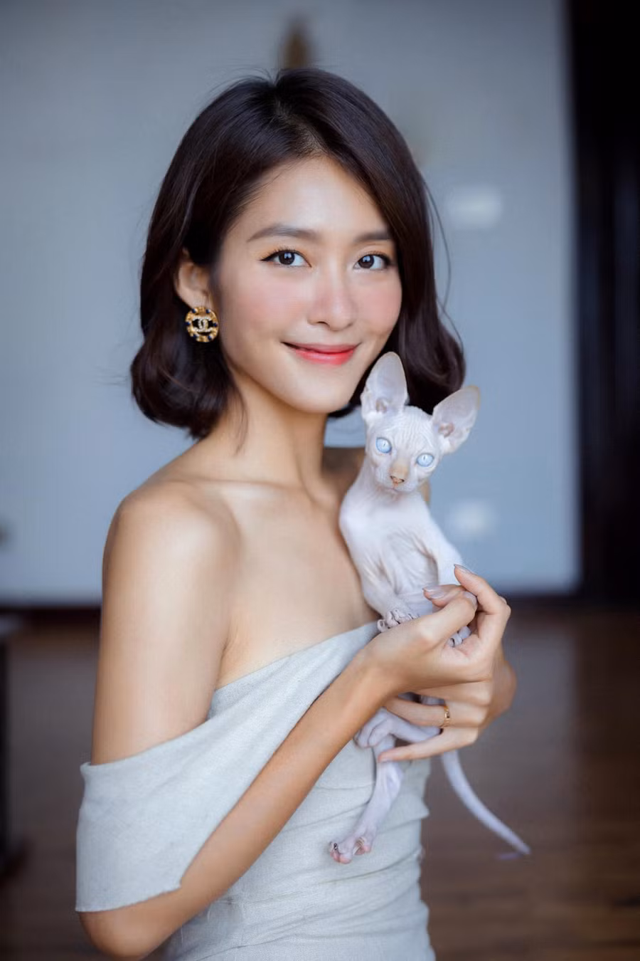 Dù đã tươi tỉnh hơn nhưng thân hình của nữ diễn viên vẫn còn gầy gò. Ảnh: FBNV