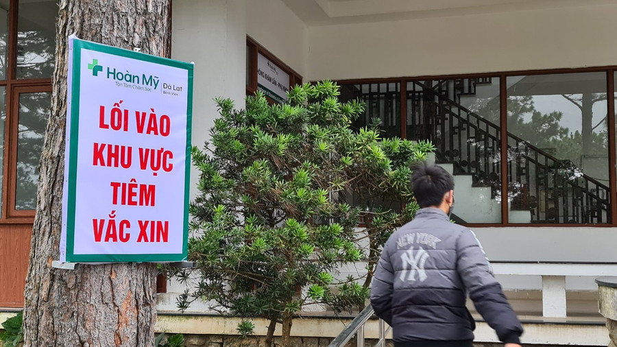 Sinh viên, học sinh trúng tuyển chuẩn bị nhập học được ưu tiên tiêm vắc xin phòng Covid-19. Ảnh: Lâm Viên Sinh viên, học sinh trúng tuyển chuẩn bị nhập học được ưu tiên tiêm vắc xin phòng Covid-19. Ảnh: Lâm Viên